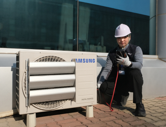 삼성전자서비스 엔지니어가 에어컨 실외기를 점검하고 있다. 삼성전자서비스 제공